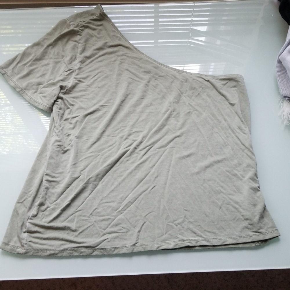 NWOT Off the shoulder shirt